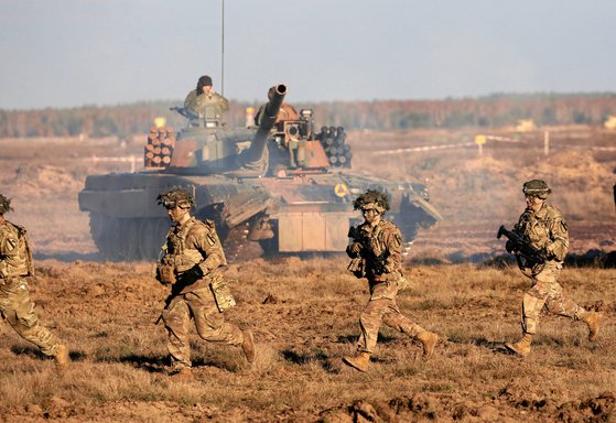 미군과 폴란드군이 2018년 11월 열린 나토 주도의 군사훈련에 함께 참가하고 있다. 폴란드를 비롯해 과거 소련이 주도한 바르샤바 조약기구의 회원국은 러시아를 제외하고는 현재 모두 나토 회원국이다. [로이터=연합뉴스]