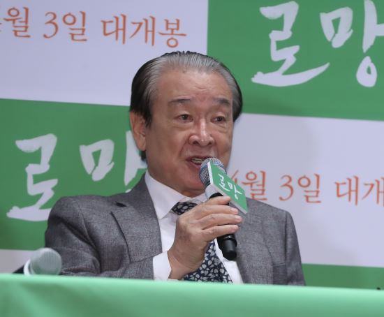 배우 이순재가 영화 '로망' 시사회가 열린 지난달 18일 오후 서울 자양동 롯데시네마 건대입구에서 질문에 답하고 있다. 뉴시스
