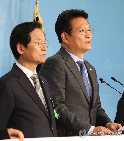 송영길 '한·미 방위비분담 특별협정 국회가 제대로 심사해야' (서울=연합뉴스) 김주형 기자 = 더불어민주당 송영길 의원(오른쪽)과 민주평화당 천정배 의원이 13일 오후 국회 정론관에서 '제10차 한·미 방위비분담 특별협정 국회가 제대로 심사해야' 국회·시민사회 공동 기자회견을 열고 발언하고 있다. 2019.3.13 kjhpress@yna.co.kr