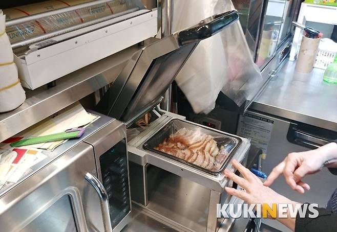 플라스틱이 자주 쓰이는 족발 전문점들도 일회용품 규제가 시행될까 가슴을 졸이고 있다.