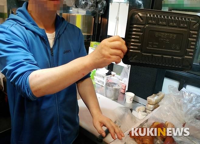 한 족발 프랜차이즈 점주는 분리수거와 재활용 등 정부의 '선대책'이 필요하다고 말했다.