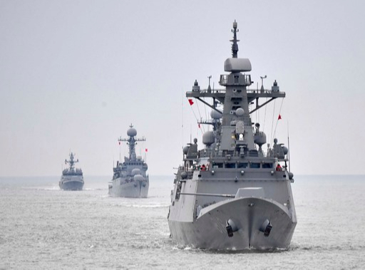 해군 호위함 충북함이 해상사격훈련에서 표적을 향해 함포를 조준하고 있다. 해군 제공