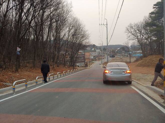 송영길 더불어민주당 의원이 국가 예산을 확보한 다남동 역골로 133번길을 지난달 25일 마을 주민들이 걸어가고 있다. 인천/박유리 기자