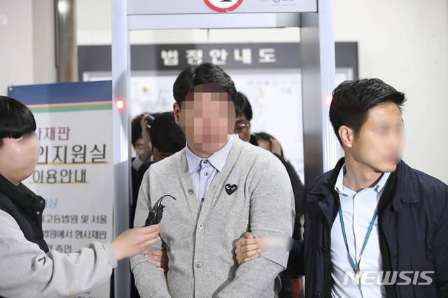 【서울=뉴시스】 고범준 기자 = 클럽 '버닝썬'과 경찰 간 유착 고리로 지목되고 있는 전직 경찰관 강모씨가 지난달 15일 오전 서울 서초구 서울중앙지법에서 열린 구속 전 피의자심문(영장실질심사)을 마치고 청사를 나서고 있다. 2019.03.15. bjko@newsis.com