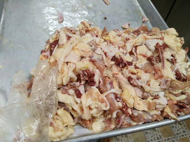 비에이치시(BHC)가 가맹점에 공급한 닭고기에서 분리해낸 지방과 껍질 등 조리할 수 없는 고기 부위가 수북이 쌓여 있다. 비에이치시가맹점협의회 제공