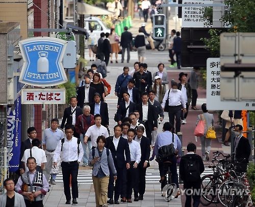 일본 도쿄도 주오구에서 직장인들이 출근하고 있다. [연합뉴스 자료사진]