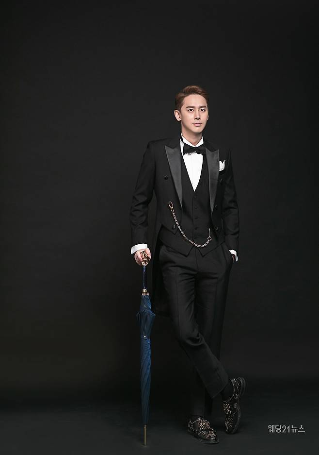 사진 : 김상혁이 선택한 웨딩 브랜드. 양선희플래너(웨딩디렉팅), 정성스튜디오(웨딩사진 촬영, 본식 촬영), 블랑드윈느·윈느 스튜디오(본식촬영), 이승진 웨딩·이승진스포사(웨딩드레스), 신오키새날(헤어메이크업), 끌로에(헤어메이크업), 디바인핸즈(맞춤정장), 나예한복(촬영 한복, 피로연 한복), 더모먼트(본식DVD), 리버사이드호텔(웨딩 공간), 패스원 이덕주(신혼여행), 루디아플라워청담(부케), 세렌가든(부케), 라노비아(부케), 끼니&차(웨딩촬영 도시락), 봄티비카드(청첩장)