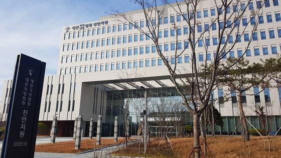 대전지법 천안지원 형사1부는 10일 8년간 자신의 처제를 성폭행한 혐의 등으로 기소된 40대 남성에게 징역 13년의 중형을 선고했다. 신진호 기자