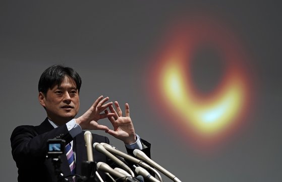 EHT 프로젝트에 참여한 일본 국립천문대 소속 혼마 마레키 박사가 10일 일본 도쿄에서 열린 기자회견에서 블랙홀의 이미지를 공개하고 있다. [EPA=연합뉴스]