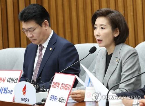 발언하는 나경원 원내대표 (서울=연합뉴스) 이진욱 기자 = 자유한국당 나경원 원내대표가 12일 국회에서 열린 원내대책회의에서 발언하고 있다.