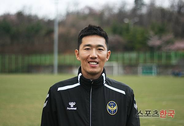 어떤 선수로 기억되고 싶은지 묻자 김정우는 “그저 운동장에서 열심히, ‘늘’ 최선을 다했던 선수로 기억되고 싶다”고 말했다. 사진=김명석