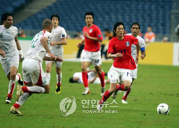 2007년 아시안컵 8강전 이란전 당시 김정우(맨 오른쪽) ⓒ연합뉴스