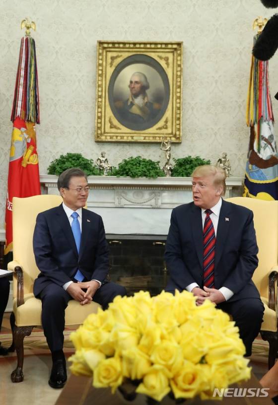 【워싱턴(미국)=뉴시스】박진희 기자 = 문재인 대통령이 11일 오후(현지시각) 미국 워싱턴 백악관에서 도널드 트럼프 미국 대통령과 한미 정상회담을 하고 있다. 2019.04.12. pak7130@newsis.com