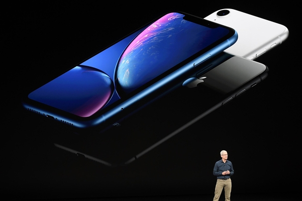 팀 쿡 애플 CEO가 지난해 9월 미 캘리포니아주 쿠퍼티노에 있는 애플 본사에서 ‘아이폰XS’를 소개하고 있다. 이 제품부터 애플은 퀄컴 모뎀칩 탑재를 완전히 배제했다. /블룸버그