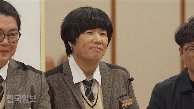 단원고 2학년 3반 故 정예진양의 어머니 박유신씨. 예진 엄마는 딸이 보고 싶을 때마다 거울을 본다. 한국일보 영상팀 한설이ㆍ현유리 PD