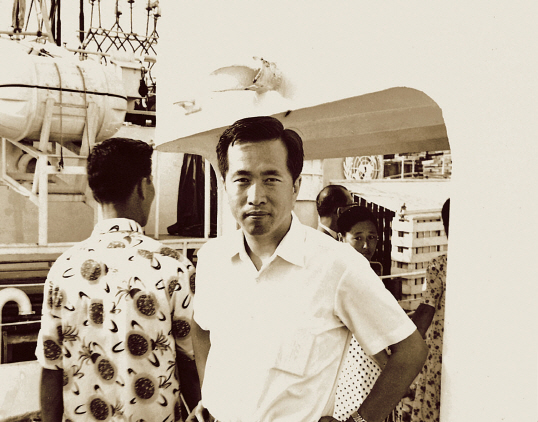 1969년 8월 동원 최초의 어선인 ‘제31동원호’ 출어식에 참석한 김재철 회장.(사진=동원그룹)