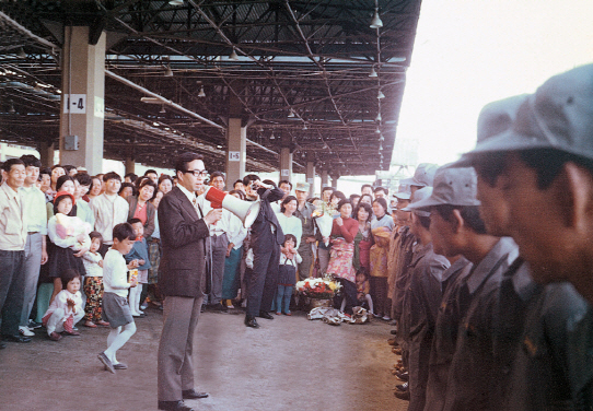 1972년 출어에 앞서 선원들에게 안전조업을 당부하고 있는 김재철(가운데) 회장.(사진=동원그룹)