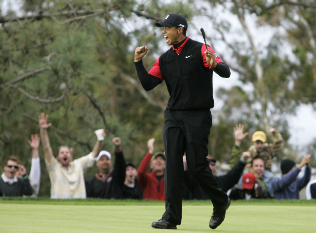 FILE - In this Jan. 27, 2008, file photo, Tiger Woods and the gallery celebrate his birdie on the 11th hole of the South Course at Torrey Pines during the final round of the Buick Invitational golf tournament in San Diego. He had surgery on his left knee two days after the Masters. Woods completes an amazing journey by winning the 2019 Masters, overcoming 11 years of personal foibles and professional pain that seemed likely to be his lasting legacy. (AP Photo/Chris Park, File)        <저작권자(c) 연합뉴스, 무단 전재-재배포 금지>
