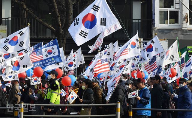 박근혜 전 대통령 탄핵에 반발하는 보수단체들이 지난달 1일 오후 서울역 광장에서 '100주년 3.1절 기념 및 110차 태극기 집회'를 가진 후 광화문 방향으로 가두시위를 벌이고 있다. 홍인기 기자