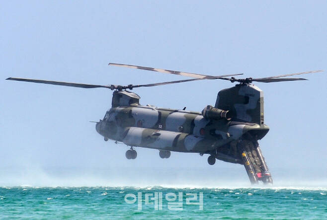 육군 특전사 장병들이 CH-47(시누크) 헬기를 이용한 해상 침투 훈련을 하고 있다. [육군 제공]