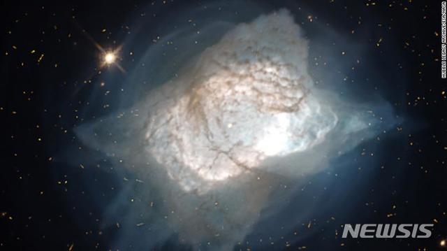 【서울=뉴시스】138억년 전 빅뱅으로 우주가 형성될 때 만들어진 최초의 분자 HeH+ 분자가 처츰으로 과학자들에 의해 발견됐다고 과학잡지 네이처가 전했다. 사진은 1878년 발견된 행성 모양의 성운 NGC 7027의 모습. <사진 출처 : CNN> 2019.4.18