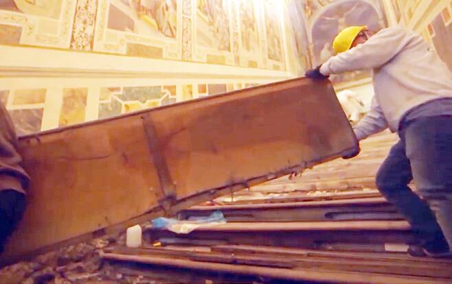 전문가들이 '성 계단'의 나무 덮개를 제거하는 작업을 하고 있다. [사진 유튜브 캡쳐]