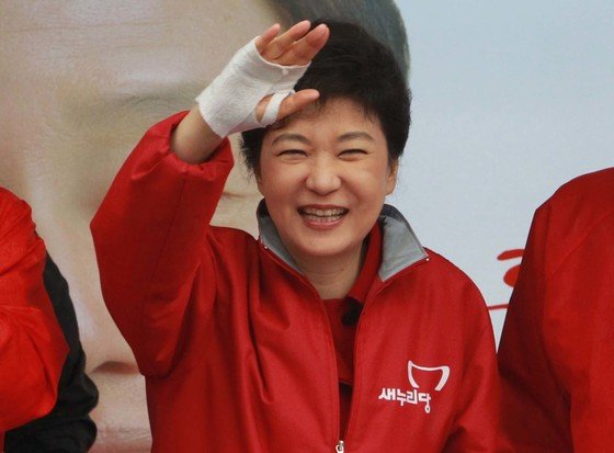 2012년4월10일 새누리당 비대위원장이던 박근혜는 ‘선거의 여왕’이라는 명성답게 흰붕대 악수 투혼으로 19대 총선에서 승리했다. [중앙포토]