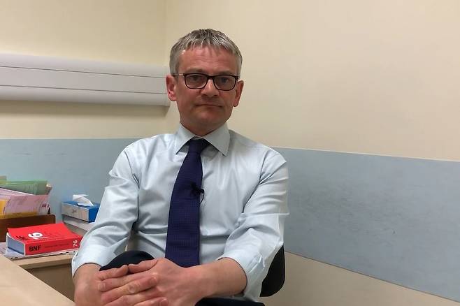 돌킨 박사는 포경수술 전 환자들에게 수술 위험성을 경고하고 있다