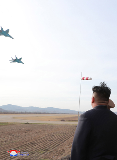 북한 김정은 국무위원장이 16일 공군 제1017군부대 전투비행사들의 비행훈련을 현지 지도했다고 조선중앙TV가 17일 보도했다. 김정은이 북한군 수호이-25 전투기의 비행을 지켜보고 있다./조선중앙통신