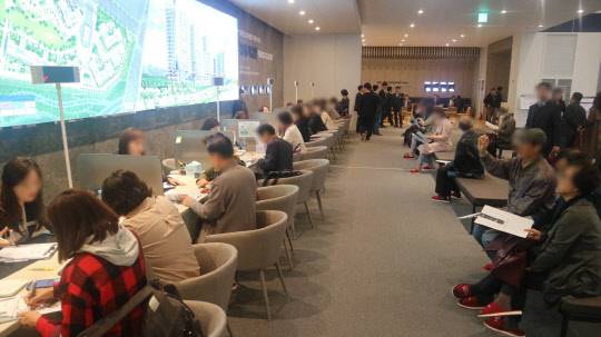 송파 위례 리슈빌 퍼스트클래스 견본주택에서 청약상담을 기다리고 있는 방문객들의 모습. <이상현 기자>