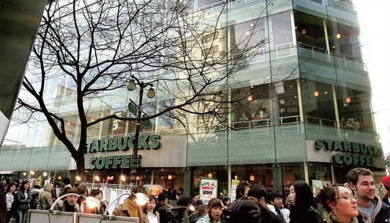 서울 명동의 스타벅스 지점. 유동인구가 많은 만큼 땅값도 비싸진다.