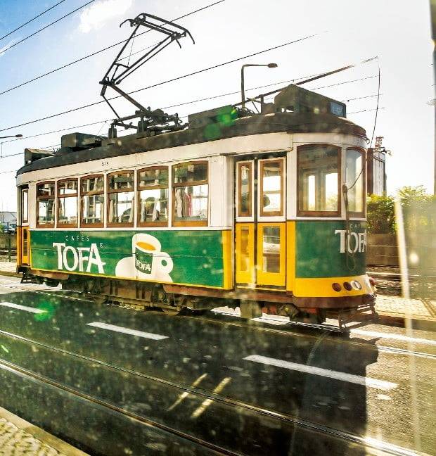 리스본의 교통수단인 트램은 흰색과 노란색이 도시와 어우러져 환상의 조합을 만든다.
