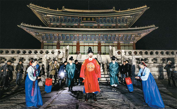 궁중문화축전을 앞두고 최근 경복궁 근정전에서 왕이 과거시험을 주재하는 행사를 시연하고 있다.  [사진 제공 = 한국문화재재단]