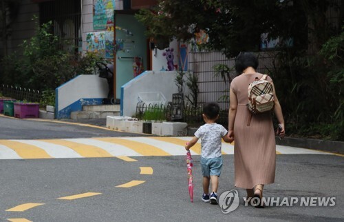 어린이집으로 걸어가는 엄마와 아이 [연합뉴스 자료사진]