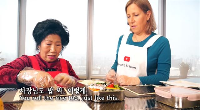 직접 김밥을 만들어 보는 시간을 가진 박막례 할머니와 수전 워치츠키 유튜브 CEO. 유튜브 캡처