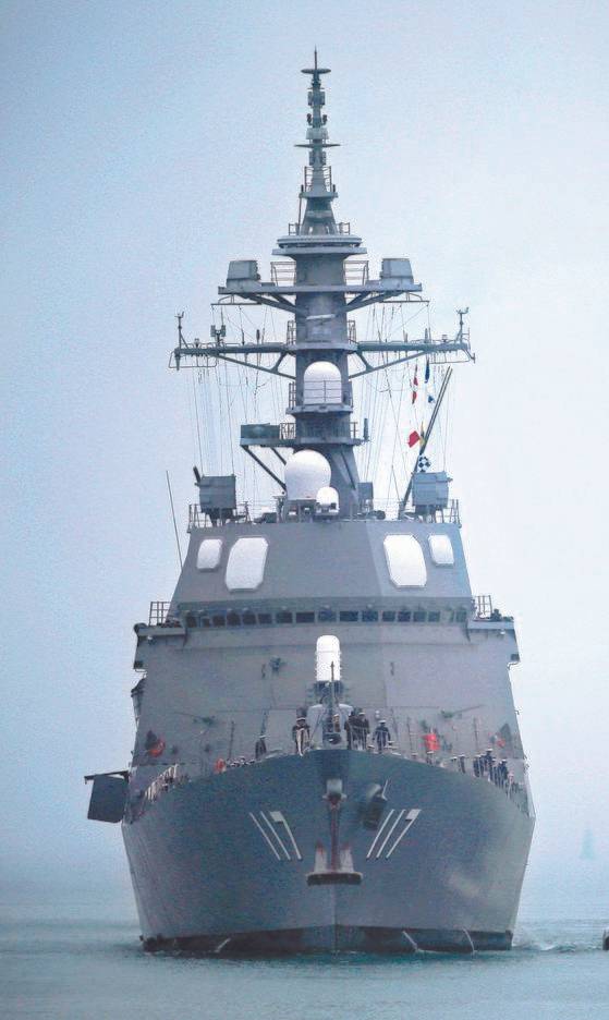 중국 인민해방군 해군 창설 70주년 국제관함식에 참가하는 일본 해상자위대 스즈쓰키함이 21일 칭다오항에 입항했다. 중국을 방문한 일본 함정으로는 처음 욱일기를 게양했다. [EPA=연합뉴스]