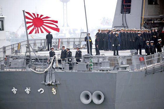 중국 인민해방군 해군 창설 70주년 국제관함식에 참가하는 일본 해상자위대 스즈쓰키함이 21일 칭다오항에 입항했다. 중국을 방문한 일본 함정으로는 처음 욱일기를 게양했다. [EPA=연합뉴스]
