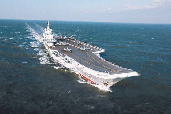 중국의 첫 항공모함인 랴오닝함. [중앙포토]