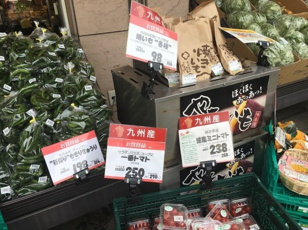 일본 도쿄 주요 슈퍼에선 주요 식료품의 산지가 후쿠시마와 거리가 먼 일본 서남부 규슈지역이라는 것을 강조하는 표시를 손쉽게 찾아볼 수 있다.