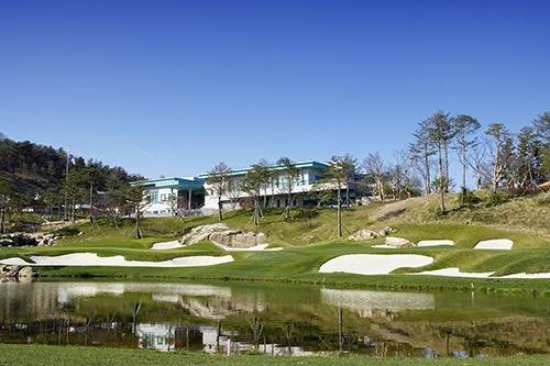 레이크 코스 9번 홀 그린과 클럽하우스.