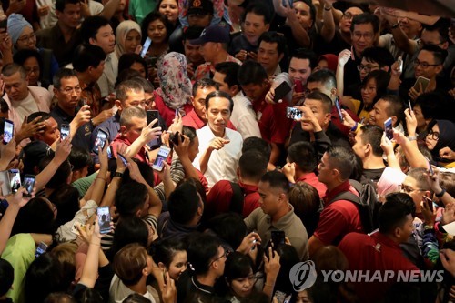 2019년 4월 20일 조코 위도도(일명 조코위) 인도네시아 대통령이 자카르타 시내 쇼핑몰에서 지지자들에게 둘러싸여 대화를 나누고 있다. [EPA=연합뉴스 자료사진]