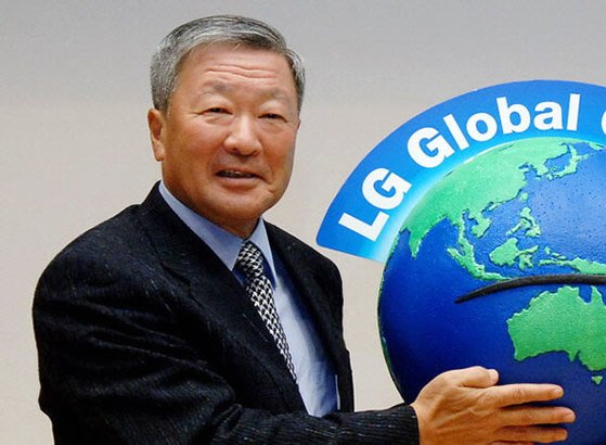 (주)LG는 고 구본무 LG 회장에게 지난해 201억원의 퇴직급을 지급했다.[중앙포토]