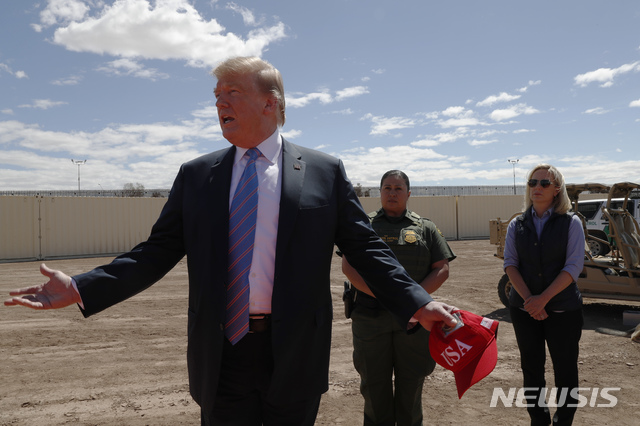 【칼렉시코=AP/뉴시스】도널드 트럼프 미국 대통령이 5일 캘리포니아주 칼렉시코에 있는 멕시코와의 국경장벽을 둘러보는 모습. 2019.04.07