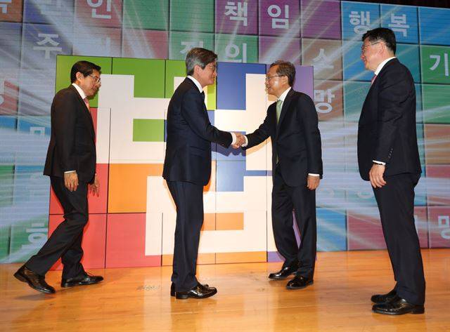 25일 서울 종로구 정부서울청사 별관에서 열린 제56회 법의날 기념식에서 김명수 대법원장이 참석자들과 악수하고 있다. 왼쪽부터 박상기 법무부장관, 김 대법원장, 유남석 헌법재판소장, 이찬희 대한변호사협회장. 연합뉴스.