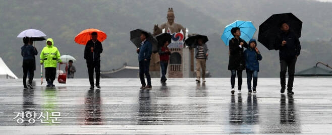 색색 우산 부르는 빗방울 [포토뉴스]