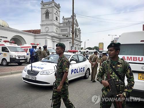 '부활절 테러' 현장을 통제하는 스리랑카 군인들.   [AP=연합뉴스]