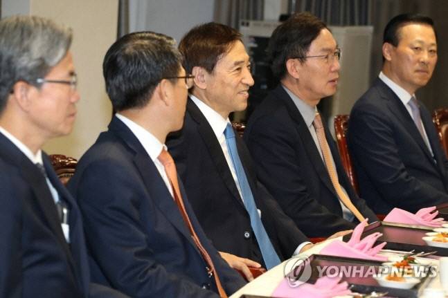 이주열 한국은행 총재(가운데)가 26일 서울 중구 한국은행에서 열린 금융협의회에서 인사말을 하고 있다. 연합뉴스