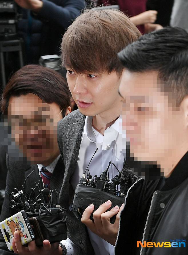 영장심사 출석하는 박유천, 이날 빠르게 법원으로 들어갔다.