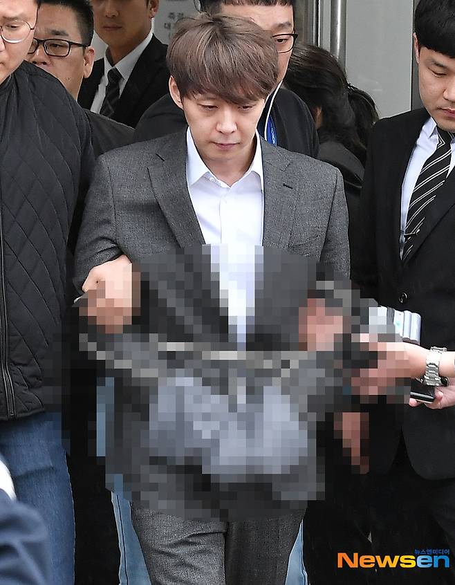 박유천, 아까와는 상당히 어두운 눈빛