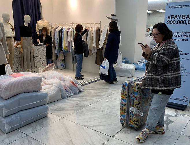 심야의 동대문시장에는 스마트폰과 캐리어를 들고다니며 의류 도매매장을 돌아다니는 사람들을 종종 볼 수 있다. 이들은 주로 중국, 러시아 등 해외 빅바이어일 가능성이 높다.